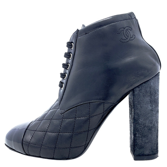 Chanel CC Logo Quilted Black Leather Patent Cap‎ Toe Lace Up Heeled Boots EU 37 - Picture 1 of 9